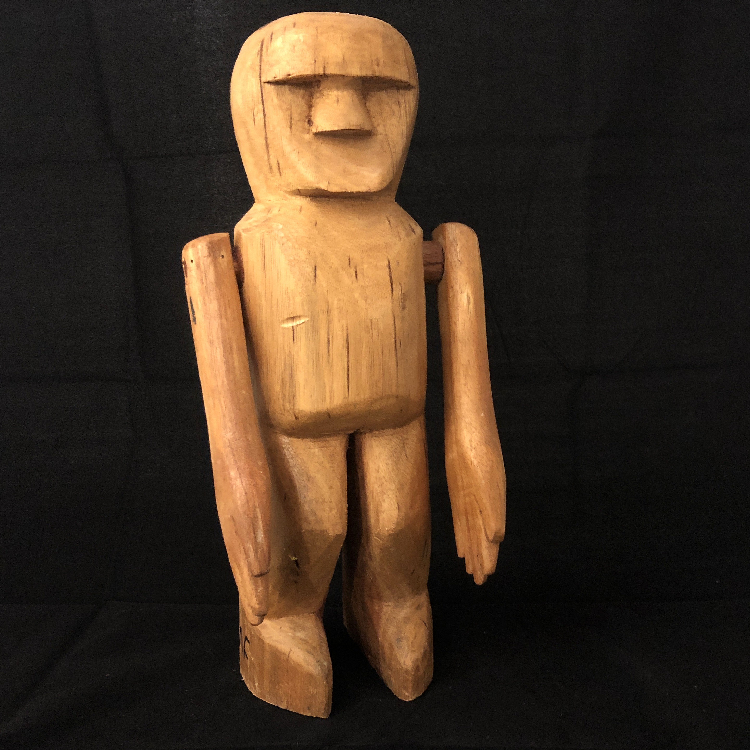 Homem de Madeira é uma peça do Mestre Fida, de Pernambuco, e está à venda na loja de arte popular brasileira Coisas da Ninoca.