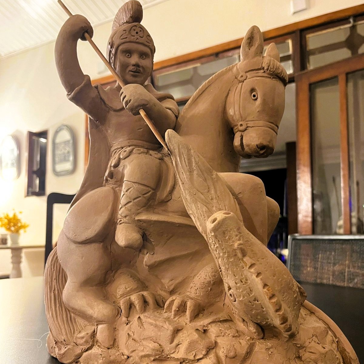 São Jorge, peça de barro do Mestre José Veríssimo, de Pernambuco, está à venda na loja de arte popular brasileira Coisas da Ninoca.