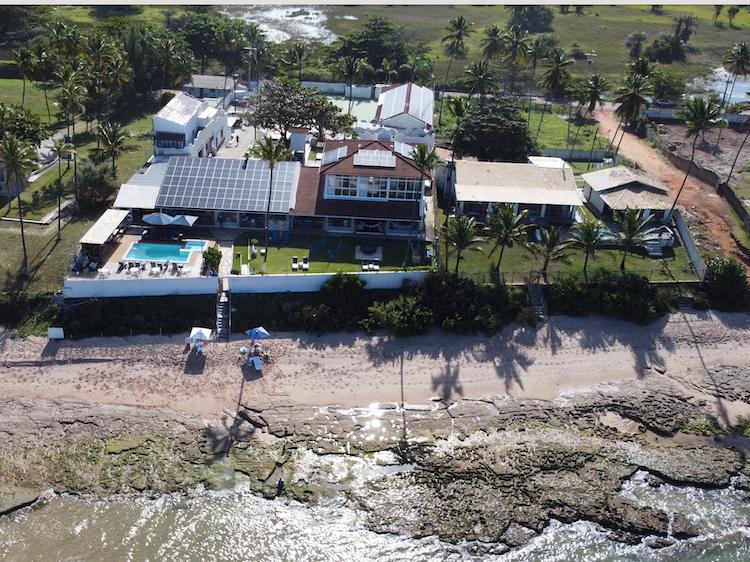 Imagem aéra da pousada A Capela, em Arembepe, Bahia, das mesmas sócias da loja de arte popular brasileira Coisas da Ninoca.