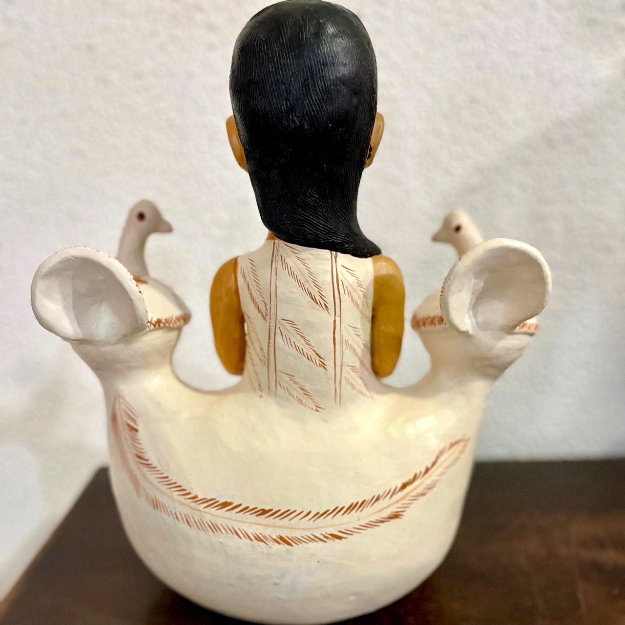 menina com pombinhas 3.jpeg