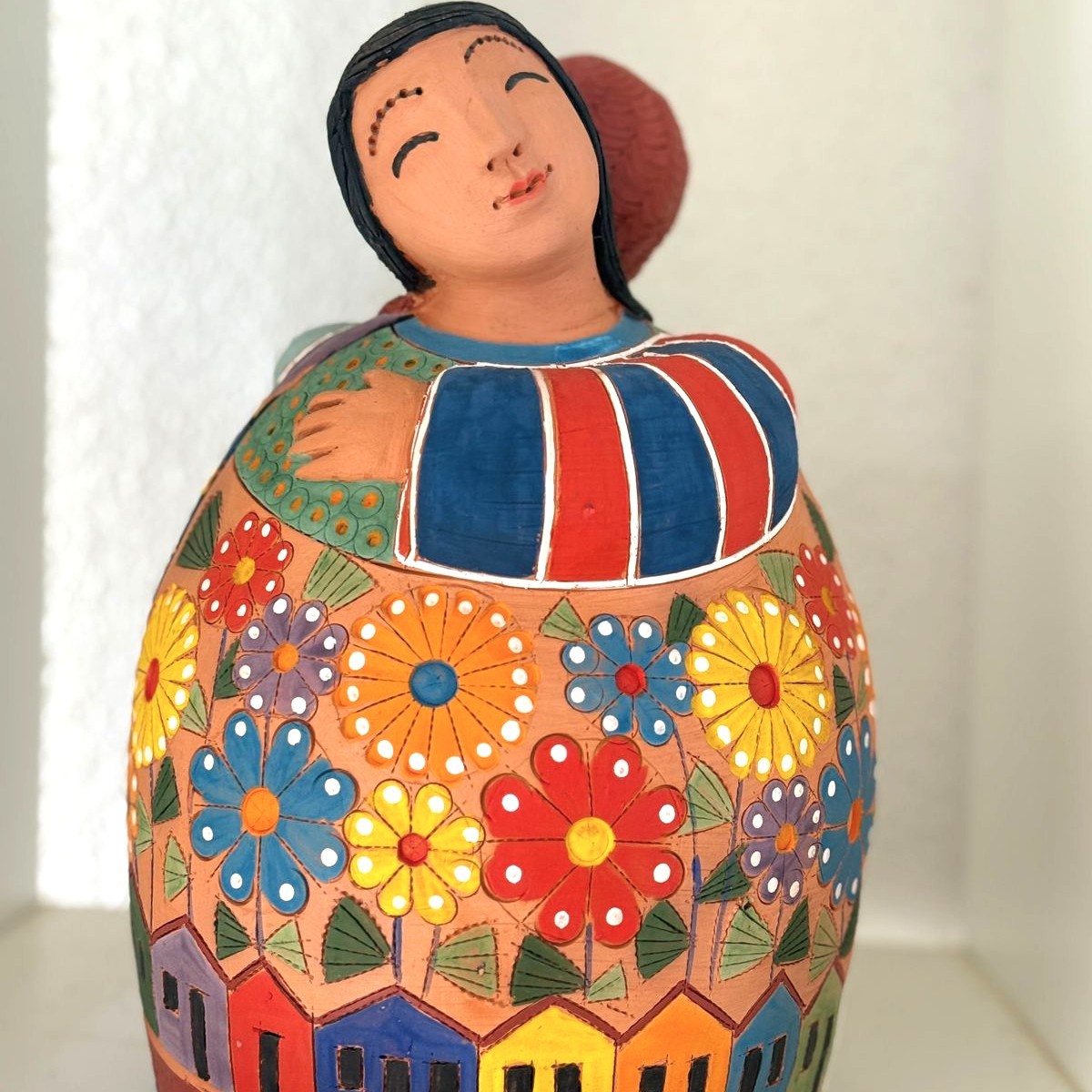 Abraço, peça de cerâmica do baiano Jan Araújo, à venda na loja de arte popular brasileira Coisas da Ninoca.