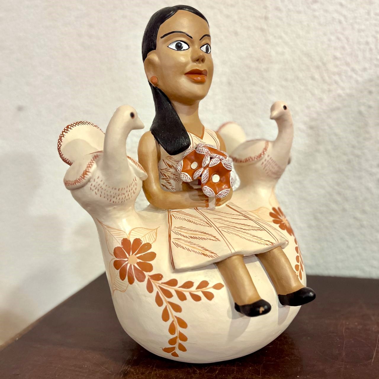 menina com pombinhas 2.jpeg